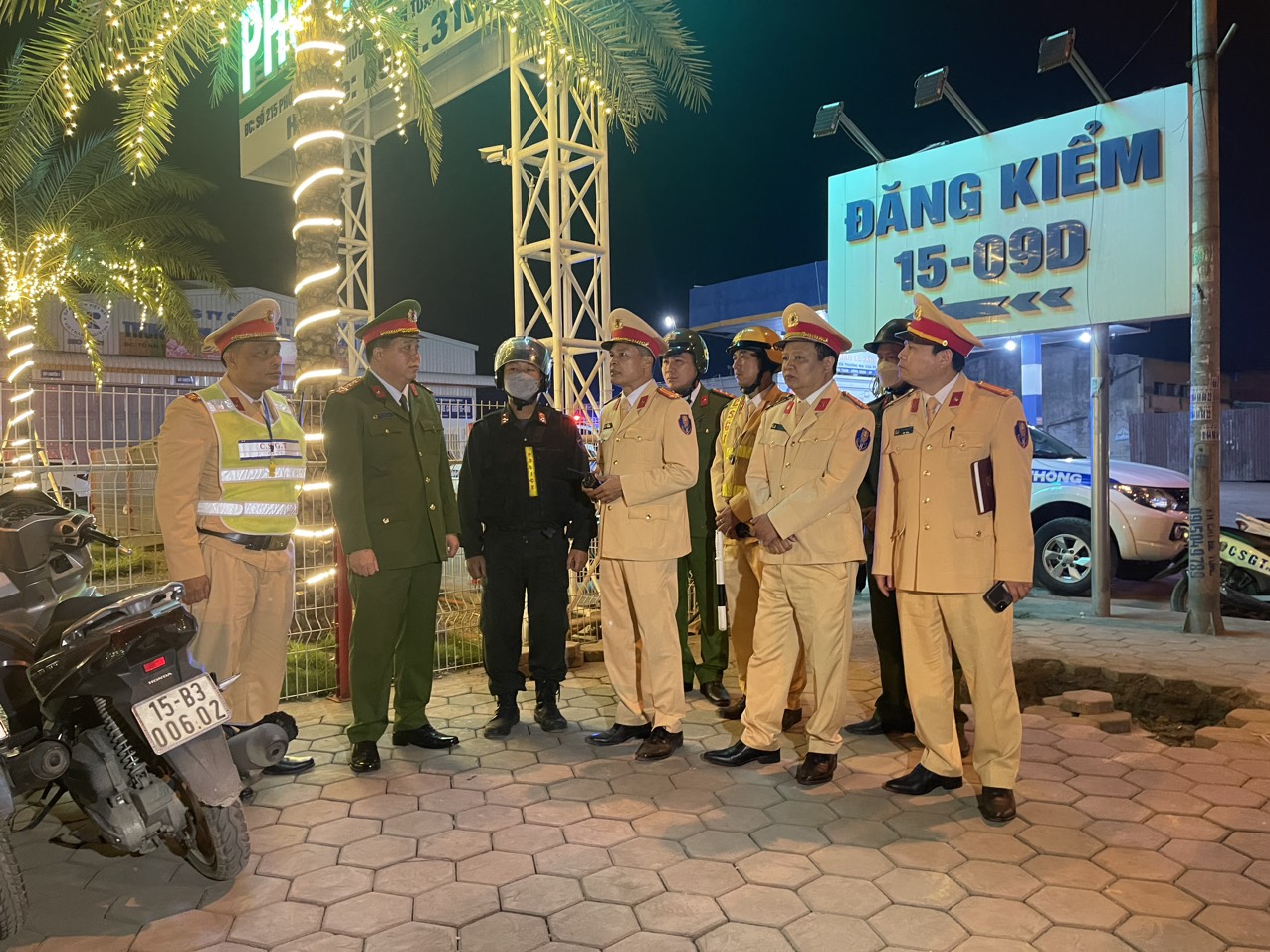 Phó Giám đốc Công an thành phố kiểm tra, động viên CBCS tuần tra kiểm soát, xử lý vi phạm trên tuyến Quốc lộ 10